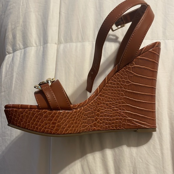 Guess? Wedge Heels! - Picture 4 of 5